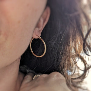 Anneaux d'oreilles martelés - Peasejewelry