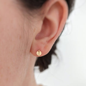 Boucles d'oreilles avec minis disques lettrées - Peasejewelry